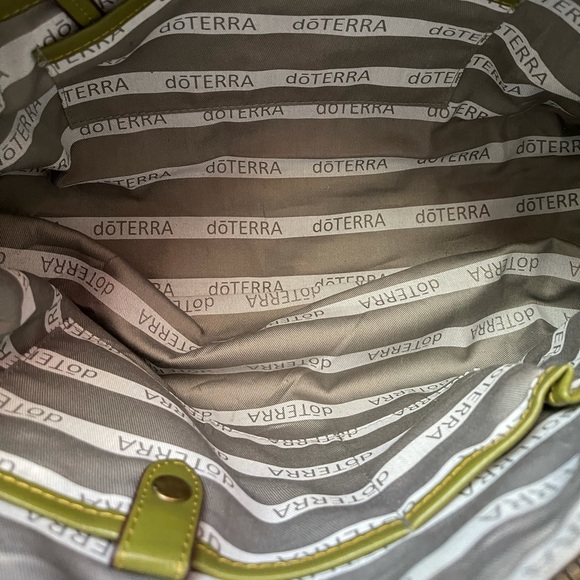 DÕTERRA 2- WAY BAG OLIVE GREEN - Picture 11 of 11